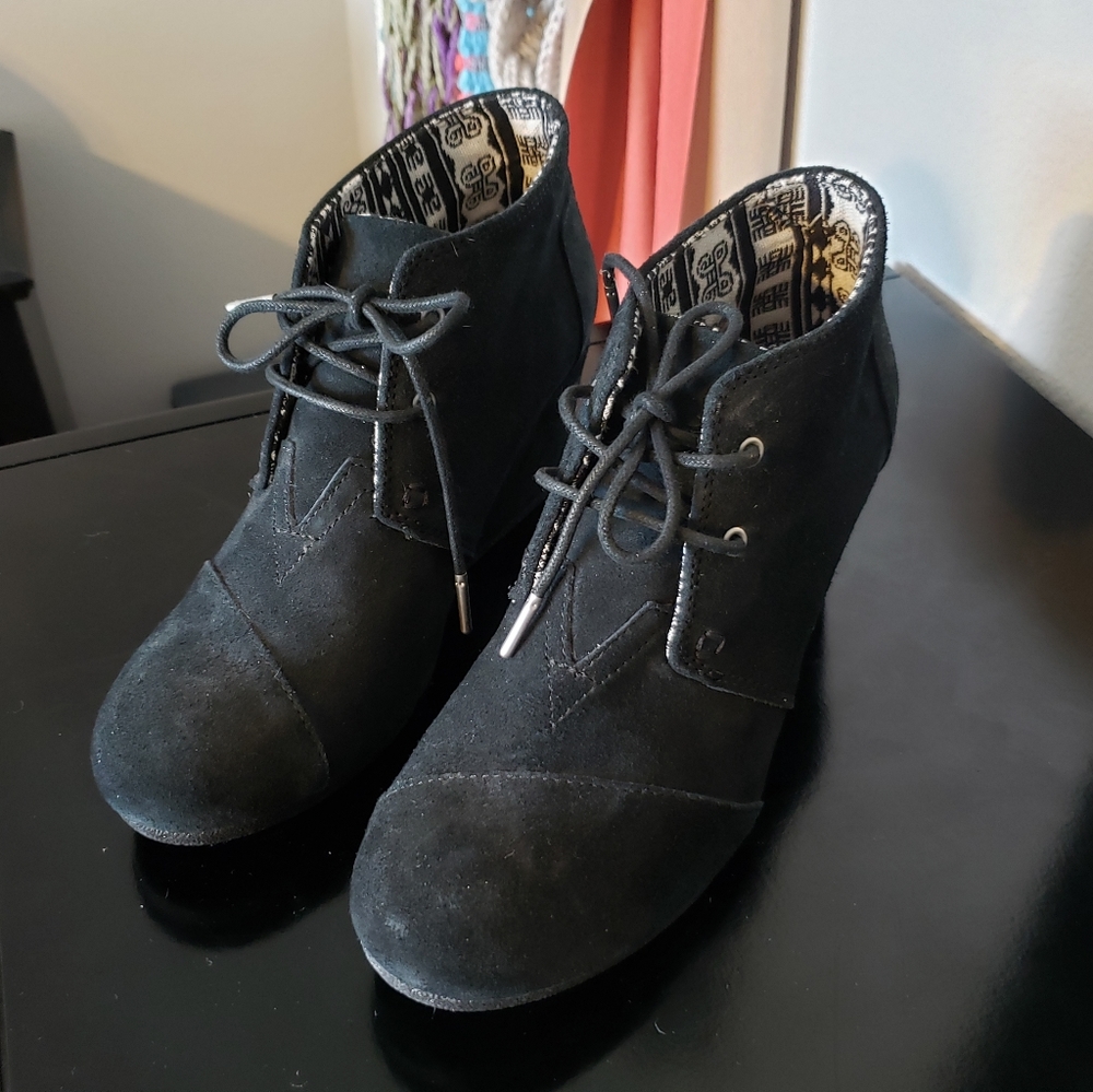 New Toms black wedge. Never been worn. Size 8.5
